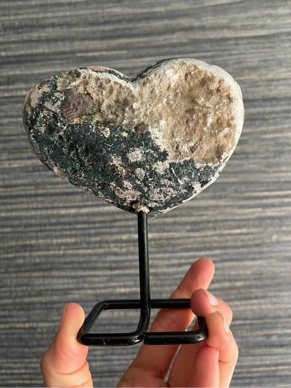 Natural amethyst heart on black stand - Picture 4 of 4